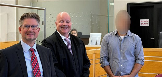 Der freigesprochene Arzt mit seinen Verteidigern