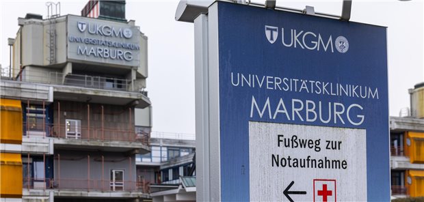 Schild des  Universitätsklinikums Gießen und Marburg