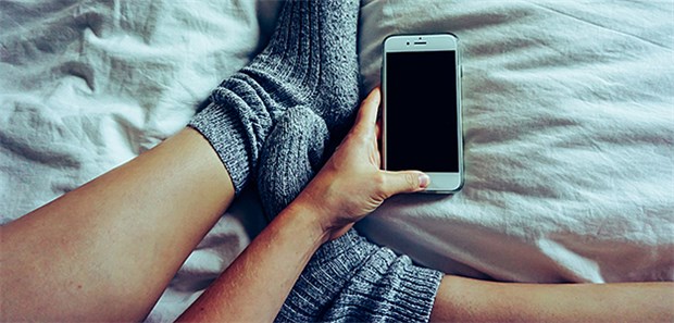 Neuropathie-Test 2.0 – Handy-Vibration ersetzt Stimmgabel Über die Vibrationsfunktion des Handys lässt sich bei Diabetikern prüfen, ob noch eine ausreichende Sensibilität an peripheren Gliedmaßen wie den Füßen besteht.