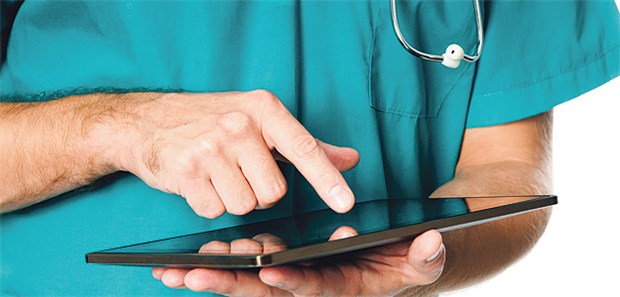 So gelingt der Umstieg Über eine App lassen sich per Tablet aufgenommene Fotos und Daten direkt in die Patientenakte schieben.