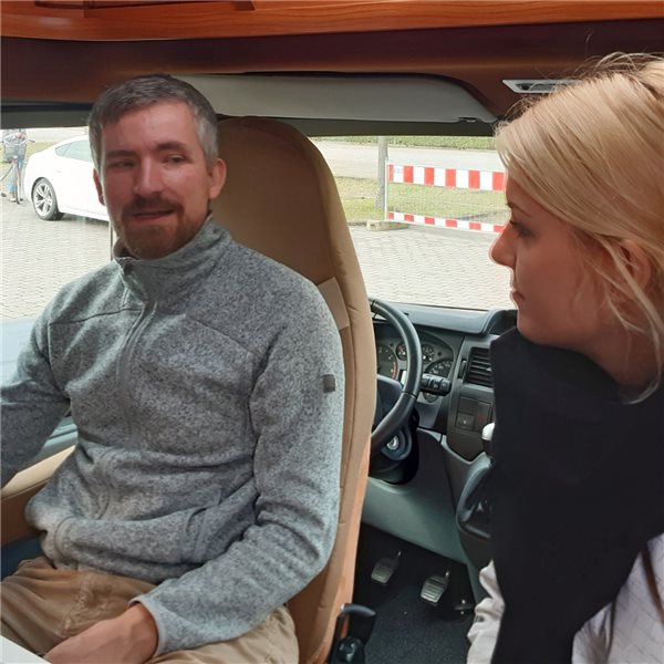 COVID-19: Drive-in Abstrichstation in hausärztlicher Eigenregie Über eine Wechselsprechanlage kommuniziert Hausarzt Dr. Robin John mit den Patienten, die sich testen lassen möchten. Unterstützt wird er von der angehenden Ärztin Luise Mecke