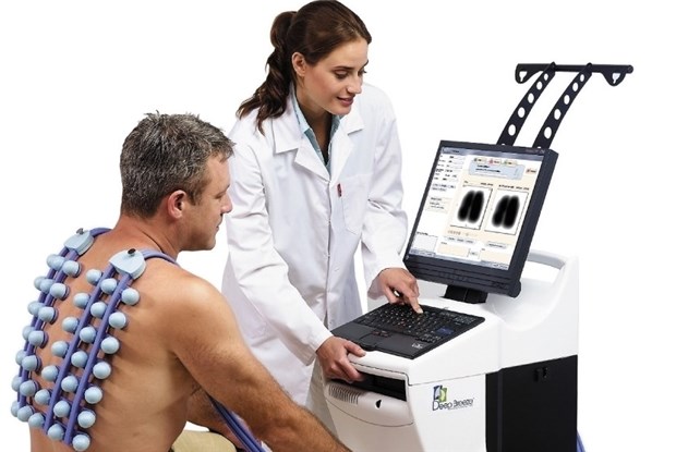 Lungen-Diagnostik mit Mikrofonen Über kleine Mikrofone am Rücken lassen sich Atembewegungen auf dem Monitor verfolgen.