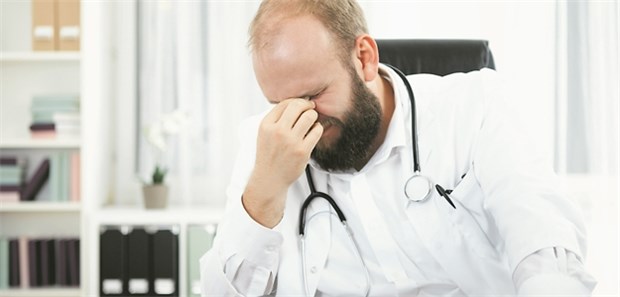 Klinikärzte prangern Überlastung in offenem Brief an Überarbeiteter Arzt: Beschäftigte einer Klinik haben sich an den Marburger Bund gewandt.