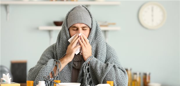 DAK-Gesundheitsreport: 2022 deutlich mehr Krankheitsausfälle im Job Überdurchschnittlich viele Beschäftigte sind im vergangenen Jahr wegen grippaler Infekte krankgeschrieben. (Symbolbild mit Fotomodell)