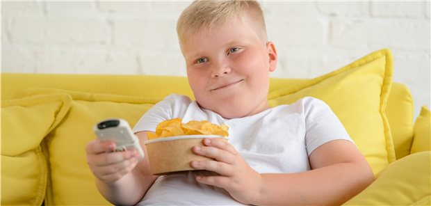Überflüssige Pfunde sind bei Kindern häufig eher auf falsche Ernährung in Kombination mit Bewegungsmangel zurückzuführen, als auf Probleme mit der Schilddrüse.