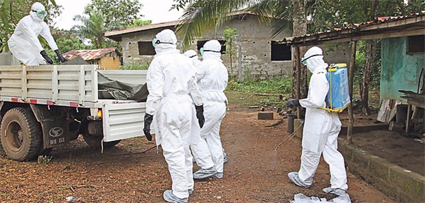 'Ärzte ohne Grenzen' geht Merkel an Überforderte Hilfsdienste: In einem Vorort von Monrovia in Liberia werden Leichen von Ebola-Opfern abtransportiert.