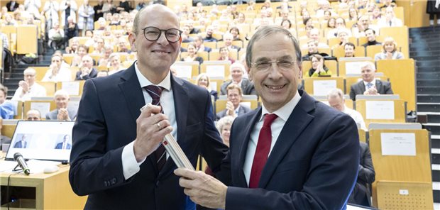 Neuer Chef der Unimedizin Mainz sieht „positive Entwicklungsperspektive“ Professor Ralf Kiesslich und sein Vorgänger im Amt des Vorstandsvorsitzenden und Medizinischen Vorstands, Professor Norbert Pfeiffe