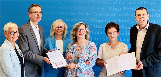 Übergabe des „Zielbild 2030“: Kammerpräsidentin Elke Lundershausen, AOK PLUS-Chef Rainer Striebel, KV-Vorsitzende Annete Rommel, Gesundheitsministerin Heike Werner, Gundula Werner, Vorstandsvorsitzende der Landeskrankenhausgesellschaft Thüringen und Arnim Findeklee, Leiter der vdek-Landesvertretung Thüringen.