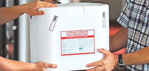 Die Selbstverwaltung ist am Zug Übergabe einer Organtransportbox: Daten zum Transplantationsgeschehen werden bislang nicht zentral zusammengeführt.