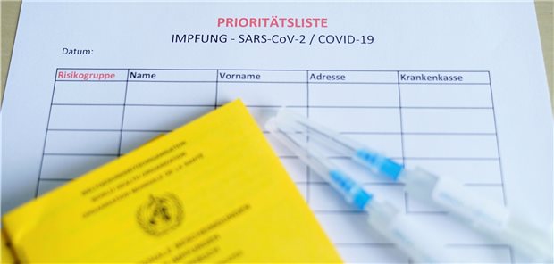 Übergangen in der Prioliste? Medizinstudierende beklagen, dass sie oft von Kliniken nicht einmal die notwendige Bescheinigung des Arbeitgebers als Berechtigte einer der Corona-Impf-Priogruppen erhalten hätten.