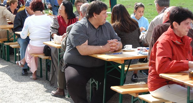 Dicke nehmen zu Übergewicht im Biergarten: Nur noch einer von zehn Deutschen lebt gesund.