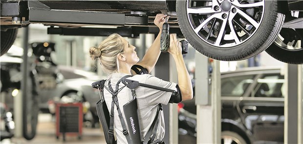 Exoskelett gegen Beschwerden bei Überkopfarbeiten? Überkopfarbeit wird erleichtert: Mechanikerin trägt neuartiges Exoskelett des Prothesenherstellers Ottobock.