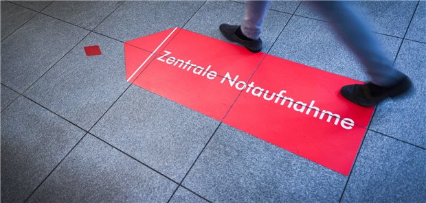 Pfeil auf einem Flur mit der Aufschrift "Zentrale Notaufnahme"