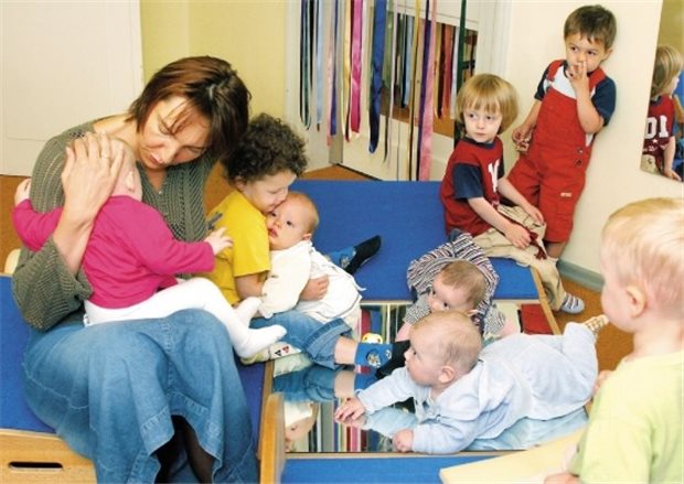 Sozialpädiater sehen Handlungsbedarf - Betreuung in Kinderkrippen hat Mängel Überlastete Erzieherinnen: Das gibt‘s oft in Deutschland.