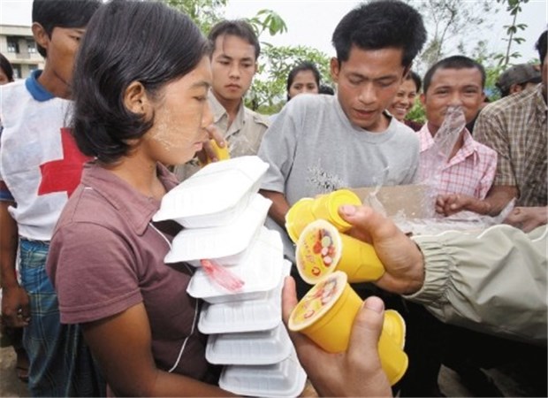 Birma lässt Ärzte ins Land reisen Überlebende des Zyklons in Birma erhalten Lebensmittel von lokalen Helfern in der Region von Yangon.