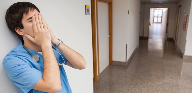 Warum immer mehr Druck Fehler nicht verhindert Übermüdeter Arzt: Die meisten Fehler während eines Klinikaufenthaltes dürften auf zu großen Druck auf Ärzte und Pflegekräfte zurückzuführen sein.