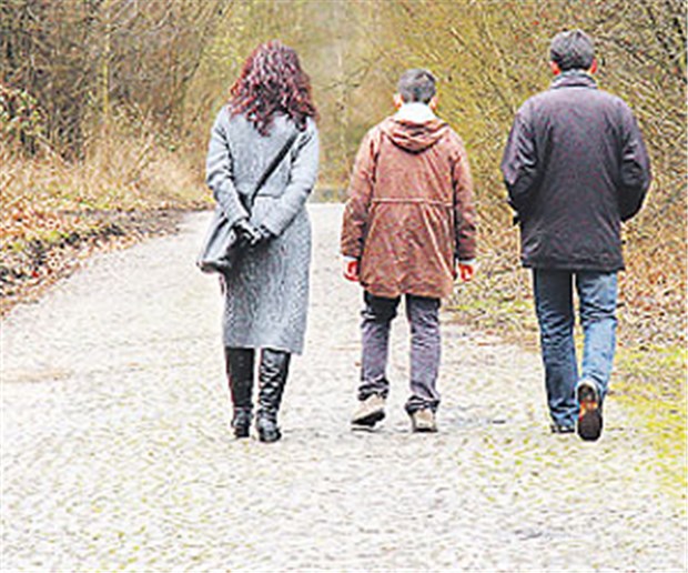 Schulung holt nierenkranke Teenager aus der Außenseiterrolle Überprotektive Eltern und geringes Selbstwertgefühl machen Jugendliche nach Nierentransplantation häufig zu Außenseitern.