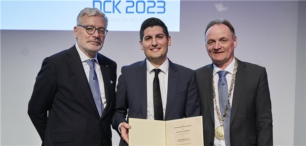 Überreichten Emrullah Brigin den Preis: DGCH-Generalsekretär Professor Thomas Schmitz-Rixen (l.) und DGCH-Präsident Professor Andreas Seekamp.