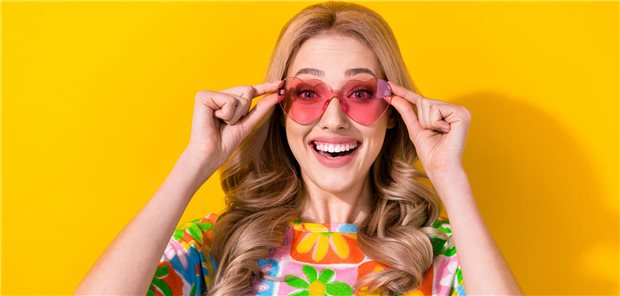 Junge Frau mit Herzchen-Brille