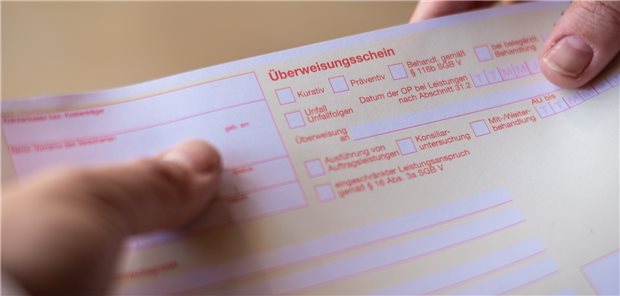 Überweisung an den Spezialisten: Viele Hausärzte beklagen, dass ambulant kaum Termine für ihre Patienten mit Verdacht auf RA zu bekommen sind. Dadurch bleibt die Ersttherapie oft an ihnen hängen.