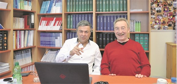 Modellprojekt gegen Hausärztemangel im Landkreis Hof Überzeugt vom Modellprojekt im Landkreis Hof: Internist Marwan Khoury (l.), Geschäftsführer Klaus Tröger.