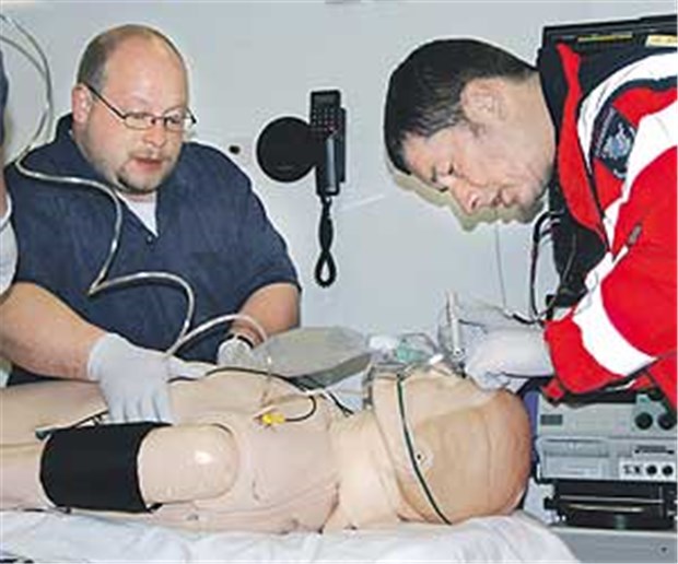 Optimales Notfall-Training prämiert Übung im Trainingswagen: Im Notfall muss jeder Handgriff sitzen.