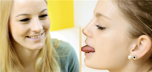 Übung und Therapie mit Holzspatel in einer Logopädie-Praxis.