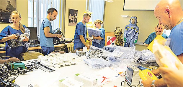 'Wir brauchen mehrere Hundert Freiwillige' Übung vor dem Einsatz: Soldaten des Sanitätsdienstes im Basiskurs am Bernhard-Nocht-Institut in Hamburg.