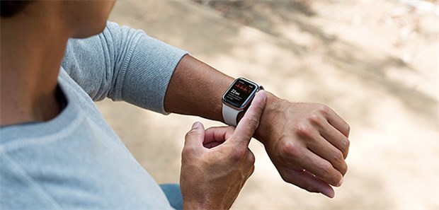 Kardiologie via Smartwatch Uhr und EKG am Handgelenk: Zeigefinger aufs Einstellrädchen und los geht es mit der Messung.