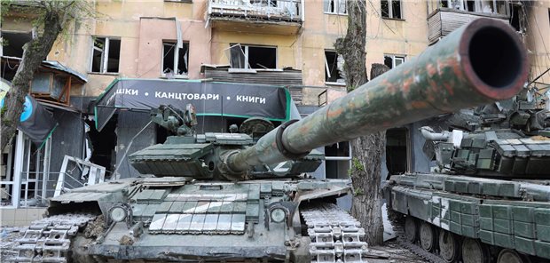 Ukraine: Panzer der Miliz der Volksrepublik Donezk stehen am 4. Mai neben einem beschädigten Wohnhaus in Mariupol.