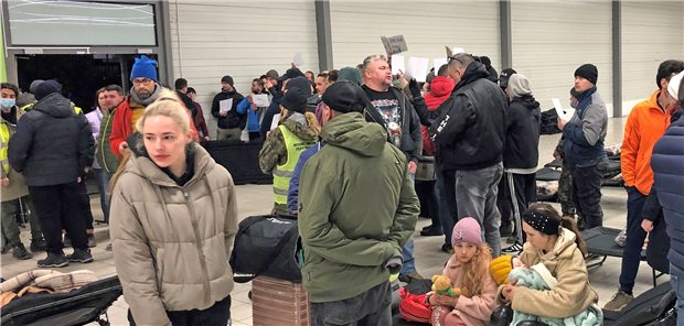 Ukraine-Krieg: Wie ein Cottbusser Arzt Flüchtlinge nach Deutschland brachte Ukrainische Flüchtlinge in Lemberg: Über Schilder wird den Menschen die Weiterfahrt in andere Städte angeboten.