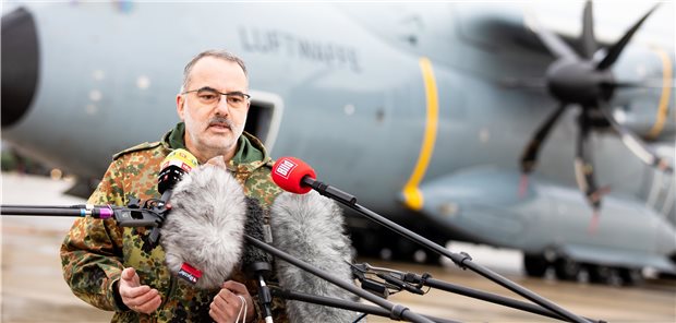 Bundeswehr schickt Hilfe in den Corona-Hotspot Portugal Ulrich Baumgärtner, Generaloberstabsarzt und Inspekteur des Sanitätsdienstes der Bundeswehr, vor dem Abflug zur Nothilfe für Portugal.