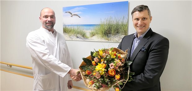 Ulrich Dessureault neuer Chefarzt an Frankfurter Rotkreuz-Klinik Ulrich Dessureault, neuer Chefarzt der Klinik für Pneumologie (links), und Gunnar Sevecke, bei den Rotkreuz-Kliniken Geschäftsführer Finanzen & Strategie.