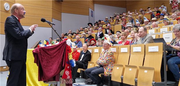Ulrich Förstermann, langjähriger Wissenschaftlicher Vorstand, nimmt im Chirurgie-Hörsaal die vielen Turbulenzen an der Unimedizin Mainz vor der Narrenschar aufs Korn.