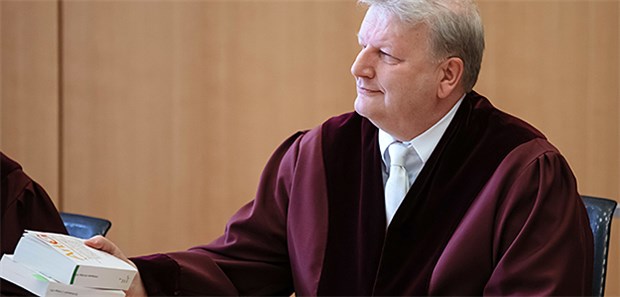 Chefarzt-Kündigung wegen Wiederheirat ist unwirksam Ulrich Koch, Vorsitzender Richter am Bundesarbeitsgericht, leitete die Verhandlung zum Sonderstatus der katholischen Kirche als Arbeitgeber in Deutschland. Der Fall eines Chefarztes, dem wegen erneuter Heirat nach einer Scheidung gekündigt worden war, beschäftigt seit Jahren die Gerichte.
