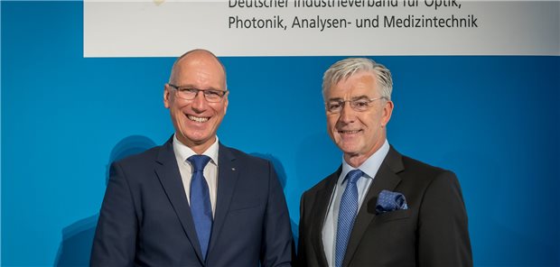 Branchenverband Spectaris mit neuem Vorsitzenden Ulrich Krauss (l.) ist neuer Vorsitzender des Branchenverbandes Spectaris. Er löst damit Josef May.