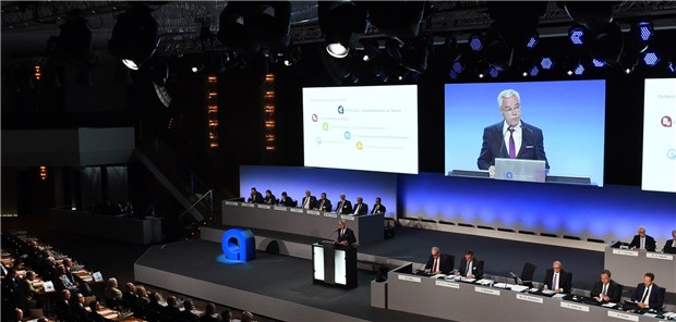 apobank will sich neu definieren Ulrich Sommer bei der Vertreterversammlung der apoBank: Der Vorstandsvorsitzende will das Angebot der Bank weiter ausbauen.