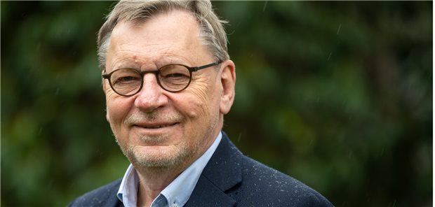 Weigeldt: „Neue Corona-Testverordnung ist ein Bürokratiemonster“ Ulrich Weigeldt, Bundesvorsitzender vom Deutschen Hausärzteverband, aufgenommen im Garten seines Hauses.