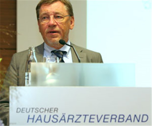 In der Allgemeinmedizin ist Holland Vorbild Ulrich Weigeldt, Vorsitzender des Hausärzteverbandes kritisiert die Politik zum freiwilligen Primärarztsystem.