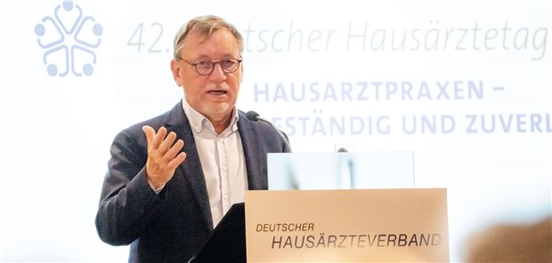 Ulrich Weigeldt kritisierte, dass Hausärzte bei den Pandemieentscheidungen meist gar nicht oder zu spät gehört wurden.