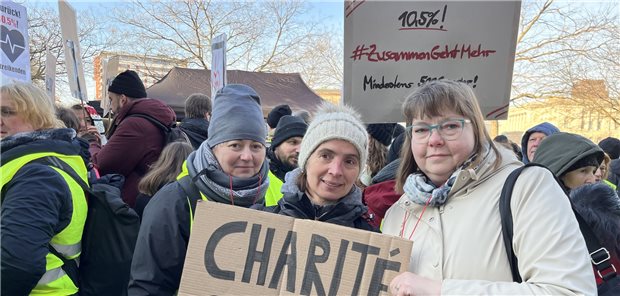 Klinikmitarbeiter streiken in Berlin für mehr Geld Ulrike Friedrich, Christiane Glöckner und Alexandra Piepke (v.l.) arbeiten im OP des Deutschen Herzzentrums der Charité.