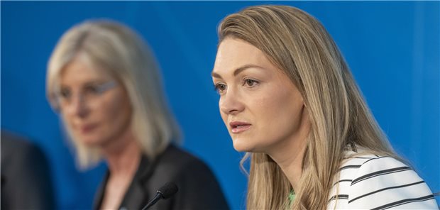 Bayern beschließt Cannabis-Verbot für Volksfeste und Biergärten Judith Gerlach im Vordergrund