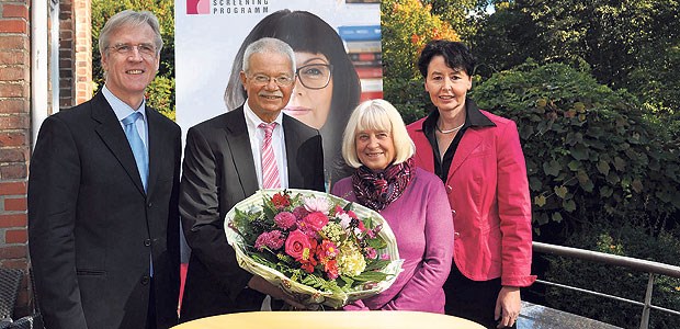 Gut, aber nicht gut genug Ulrike Stein (2. v. r.) ist zur insgesamt 500 000. Untersuchung im Rahmen des Screenings gekommen. Ihr gratulierten (v.l.) der programmverantwortliche Arzt Dr. Thomas Lange, Dr. Dieter Paffrath (AOK) und Dr. Monika Schliffke (KV).
