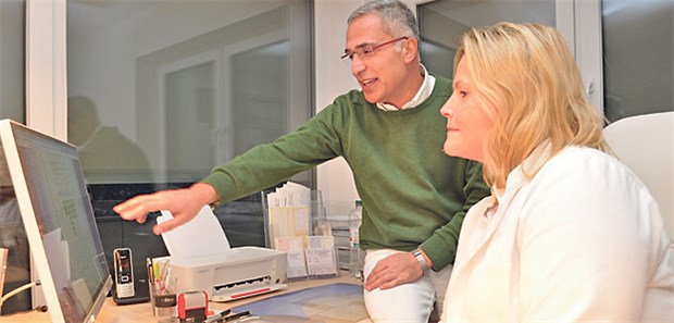 Weniger Stress für Arzt und Patient Ulrike Stewien und Dr. Turgut Koca haben in ihrer Gemeinschaftspraxis alle Abläufe analysiert und mit einem Online- Terminkalender die Wartezeiten erfolgreich verkürzen können.