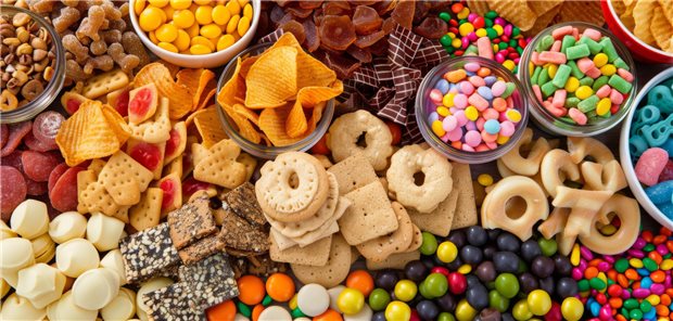 Ultrahochverarbeitete Lebensmittel enthalten meist wenig bioaktive Substanzen wie Ballaststoffe, Vitamine und Polyphenole, dafür viele ungesunde Fette, raffinierte Stärke und Zusatzstoffe wie Emulgatoren oder künstliche Süßstoffe. Diese Faktoren könnten das Mikrobiom beeinträchtigen, intestinale Entzündungen fördern und so zur kolorektalen Karzinogenese beitragen.