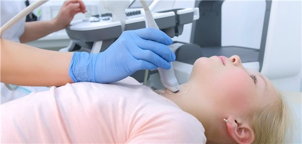 Schilddrüsenknoten: Ultraschall-Elastographie optimiert Diagnostik Ultraschall-Untersuchung der Schilddrüse: Wird ein Knoten entdeckt, lässt sich mit der Elastographie rasch klären, ob operiert werden muss.