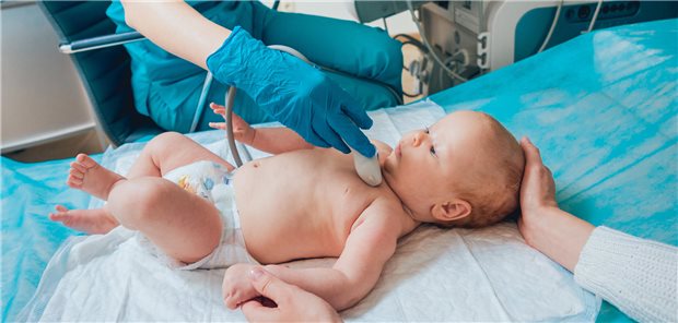 Ultraschalluntersuchung bei einem kleinen Patienten – KI kann hier in Zukunft verschiedene Untersuchungen vermutlich beschleunigen. (Symbolbild mit Fotomodell)