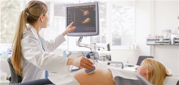 Ultraschalluntersuchung bei einer Schwangeren: Ziel bei Hepatitis-B-infizierten Frauen ist es, die vertikale Transmission auf das Neugeborene zu verhindern.