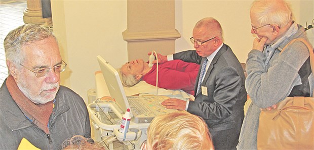 Medizin in Zeiten des demografischen Wandels Ultraschalluntersuchung der Schilddrüse beim Patiententag.