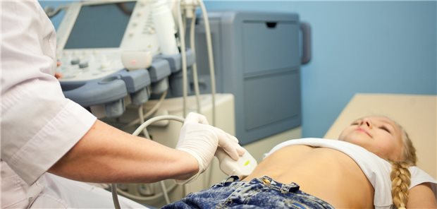 Ultraschalluntersuchung eines Mädchens: Funktionelle Ovarialzysten, Ovarialtumoren, Fremdkörper und Weichteiltumoren der Gebärmutter oder des Genitaltrakts könne Ursache vaginaler Blutungen sein.